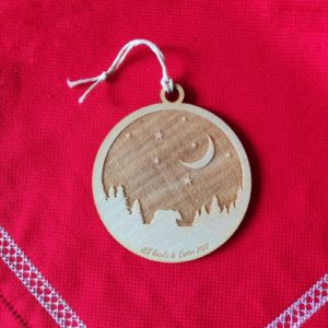 Bola de navidad de madera con imagen de paisaje y oso polar